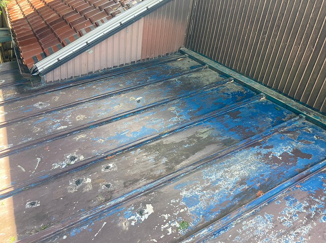 相馬市にて屋根リフォーム工事、瓦棒屋根に板金カバー葺き